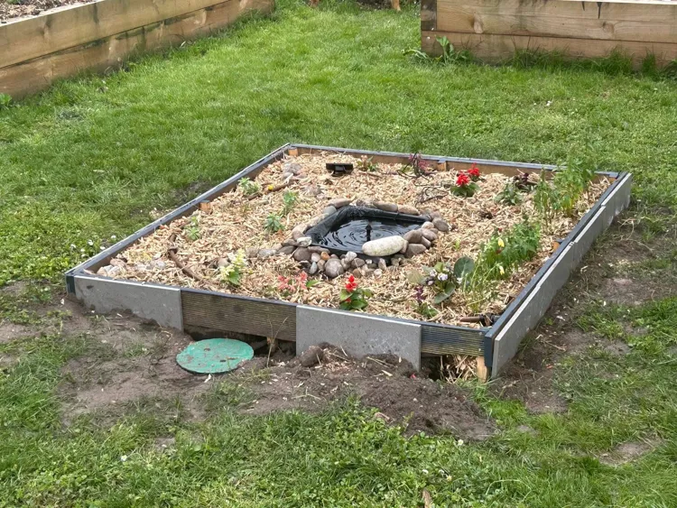 Rejoignez l’association Jardin Partagé La Renardière !  Voici un aperçu du magnifique massif créé par les adhérent(e)s de notre association – un bel exemple de ce que l’on peut accomplir ensemble !  Envie de participer vous aussi ? Venez nombreux et nombreuses nous rejoindre !  Cotisation annuelle : 5€ seulement Inscriptions : Par mail : jardinpartagerenardiere@outlook.fr Par téléphone : 05 47 74 06 45  Cultivons ensemble un espace de nature, de partage et de conviv